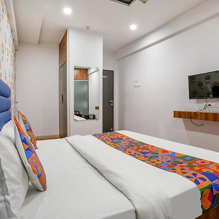 Fabhotel The Valentine - Udhna Road Szúrat Kültér fotó