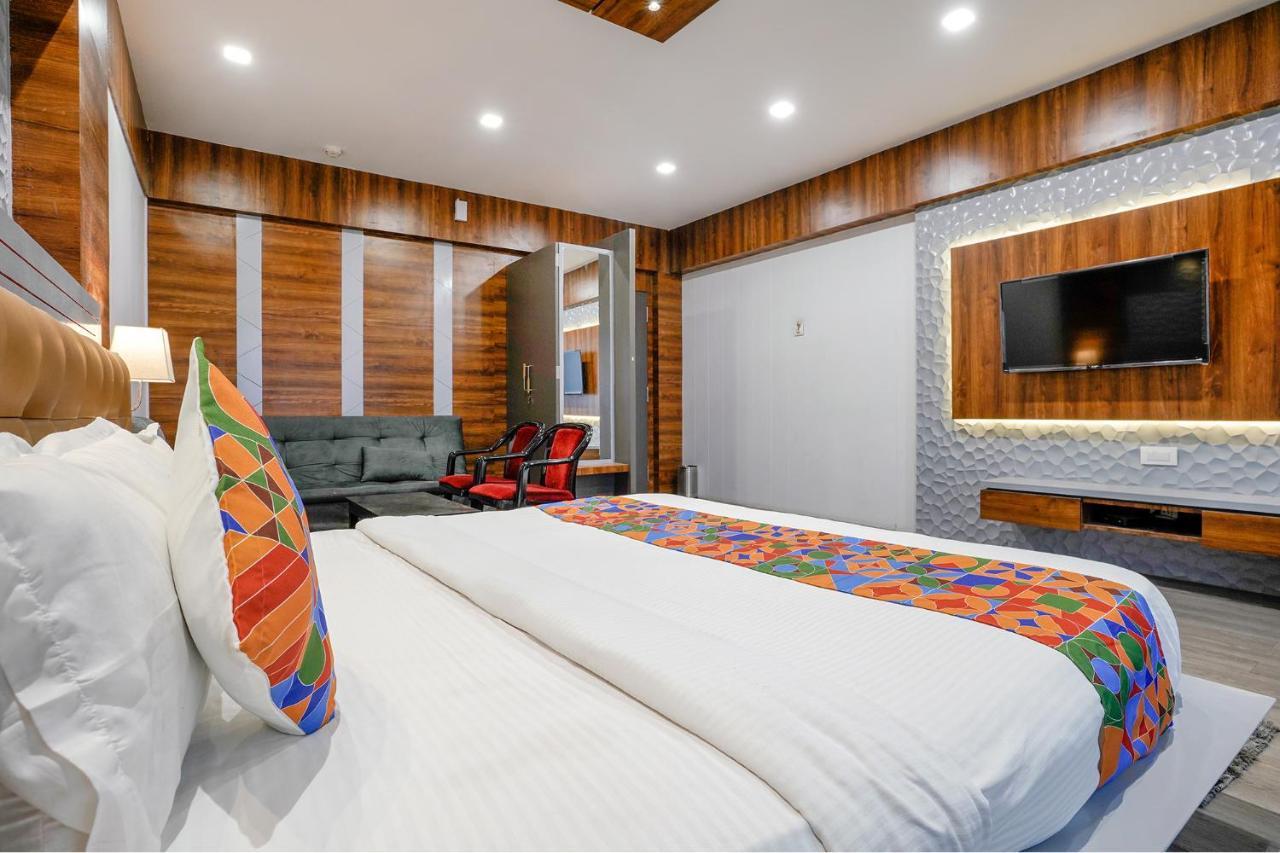 Fabhotel The Valentine - Udhna Road Szúrat Kültér fotó