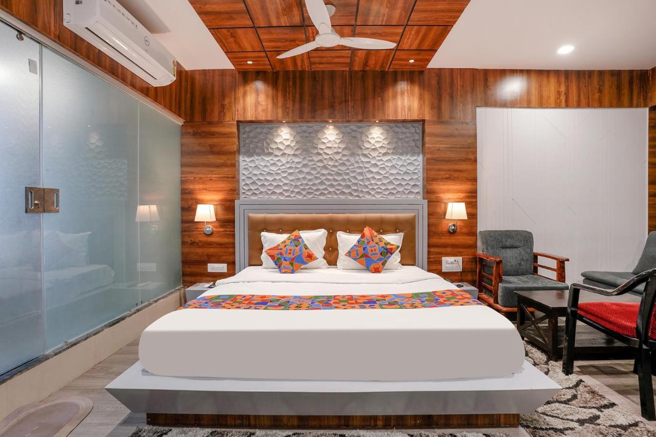Fabhotel The Valentine - Udhna Road Szúrat Kültér fotó