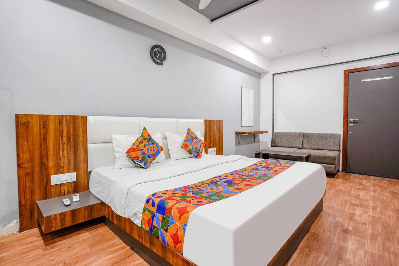 Fabhotel The Valentine - Udhna Road Szúrat Kültér fotó