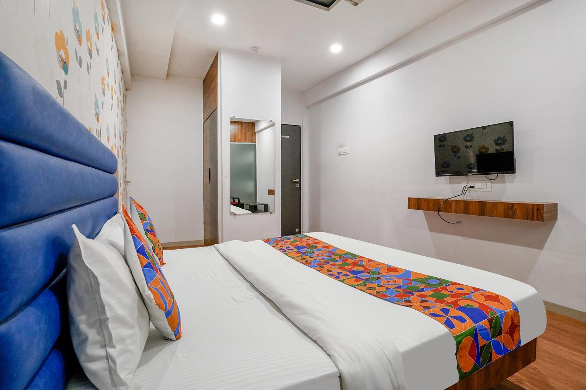 Fabhotel The Valentine - Udhna Road Szúrat Kültér fotó